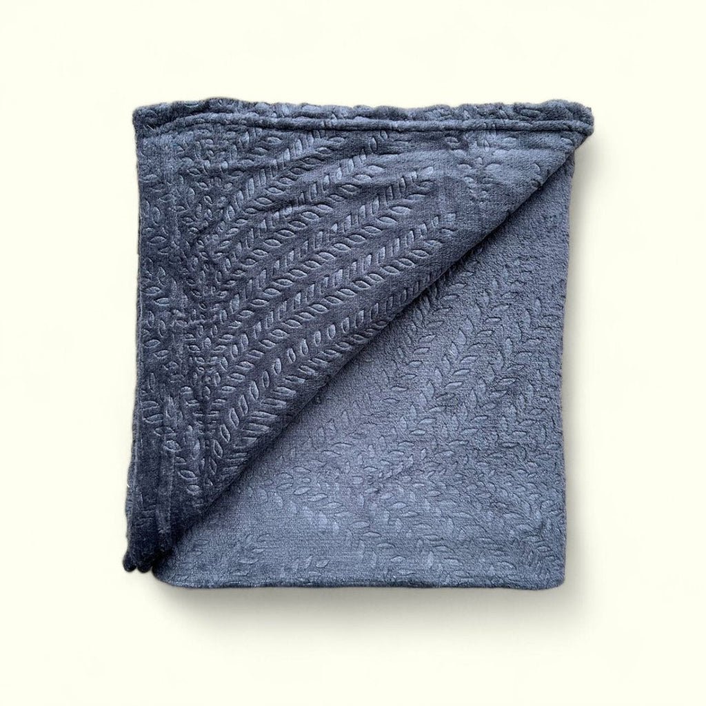 Embossed Flannel Fleece Throw - 125 x 150 cm - StylePhase SA